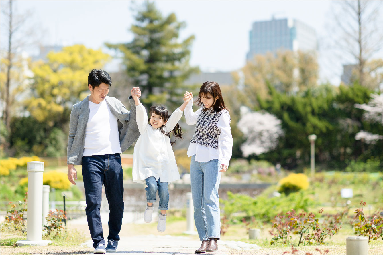 家族で楽しそうに近所を散歩する様子